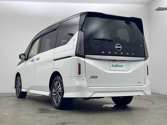 日産 セレナ ハイウェイスター V 秋田県 2023(令5)年 2.8万km 白 ４WD/純正メモリナビ(Bluetooth/フルセグ)/ビルトインETC/クルーズコントロール/全方位カメラ/前後ドライブレコーダー/前後コーナーセンサー/前席シートヒーター/後席シートヒーター/両側パワースライドドア/純正AW/パドルシフト/ステアリングヒーター/衝突被害軽減システム/オートマチックハイビーム/アイドリングストップ/LEDヘッドライト/スマートキー/スペアキー