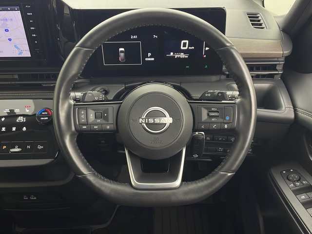 日産 セレナ ハイウェイスター V 秋田県 2023(令5)年 2.8万km 白 ４WD/純正メモリナビ(Bluetooth/フルセグ)/ビルトインETC/クルーズコントロール/全方位カメラ/前後ドライブレコーダー/前後コーナーセンサー/前席シートヒーター/後席シートヒーター/両側パワースライドドア/純正AW/パドルシフト/ステアリングヒーター/衝突被害軽減システム/オートマチックハイビーム/アイドリングストップ/LEDヘッドライト/スマートキー/スペアキー