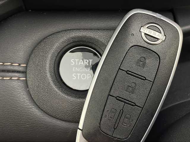 日産 セレナ ハイウェイスター V 秋田県 2023(令5)年 2.8万km 白 ４WD/純正メモリナビ(Bluetooth/フルセグ)/ビルトインETC/クルーズコントロール/全方位カメラ/前後ドライブレコーダー/前後コーナーセンサー/前席シートヒーター/後席シートヒーター/両側パワースライドドア/純正AW/パドルシフト/ステアリングヒーター/衝突被害軽減システム/オートマチックハイビーム/アイドリングストップ/LEDヘッドライト/スマートキー/スペアキー