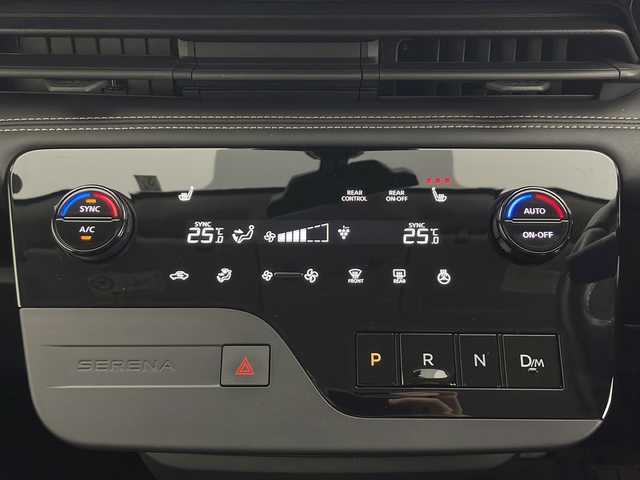 日産 セレナ ハイウェイスター V 秋田県 2023(令5)年 2.8万km 白 ４WD/純正メモリナビ(Bluetooth/フルセグ)/ビルトインETC/クルーズコントロール/全方位カメラ/前後ドライブレコーダー/前後コーナーセンサー/前席シートヒーター/後席シートヒーター/両側パワースライドドア/純正AW/パドルシフト/ステアリングヒーター/衝突被害軽減システム/オートマチックハイビーム/アイドリングストップ/LEDヘッドライト/スマートキー/スペアキー