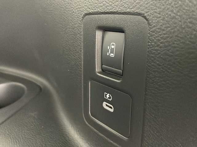 日産 セレナ ハイウェイスター V 秋田県 2023(令5)年 2.8万km 白 ４WD/純正メモリナビ(Bluetooth/フルセグ)/ビルトインETC/クルーズコントロール/全方位カメラ/前後ドライブレコーダー/前後コーナーセンサー/前席シートヒーター/後席シートヒーター/両側パワースライドドア/純正AW/パドルシフト/ステアリングヒーター/衝突被害軽減システム/オートマチックハイビーム/アイドリングストップ/LEDヘッドライト/スマートキー/スペアキー