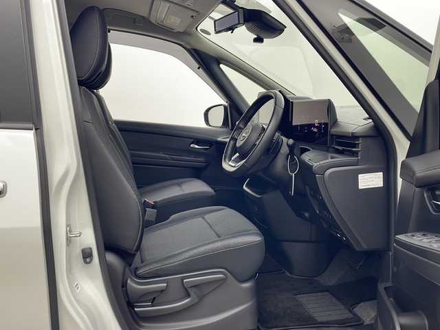 日産 セレナ ハイウェイスター V 秋田県 2023(令5)年 2.8万km 白 ４WD/純正メモリナビ(Bluetooth/フルセグ)/ビルトインETC/クルーズコントロール/全方位カメラ/前後ドライブレコーダー/前後コーナーセンサー/前席シートヒーター/後席シートヒーター/両側パワースライドドア/純正AW/パドルシフト/ステアリングヒーター/衝突被害軽減システム/オートマチックハイビーム/アイドリングストップ/LEDヘッドライト/スマートキー/スペアキー