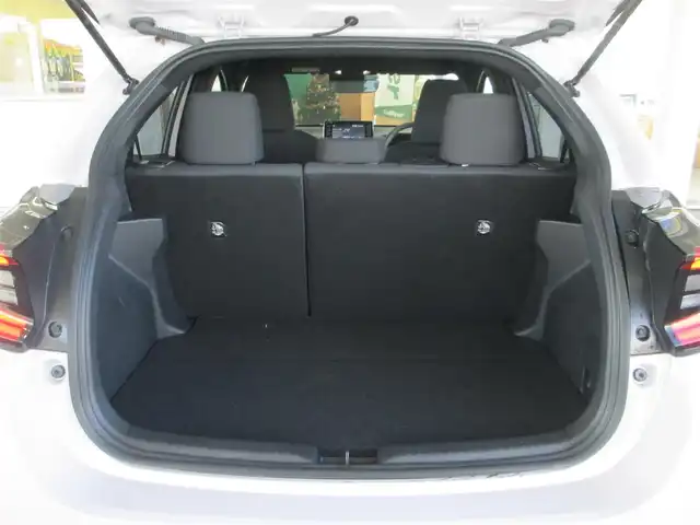 トヨタ ヤリス ハイブリッド Z 千葉県 2023(令5)年 0.1万km アイスピンクメタリック ワンオーナー/純正ディスプレイオーディオ/　【ナビ/USB/BT/AM/FM】/パノラミックビューモニター/LEDヘッドライト/プリクラッシュセーフティ/LTA/RCTA/PKSB/RSA/BSM/クリアランスソナー/レーダークルーズコントロール/前席シートヒーター/ステアリングヒーター/スイッチ付き革巻きステアリング/横滑り防止装置/オートライト/ビルトインETC/スマートキー/新車整備手帳/取扱説明書/ナビ説明書