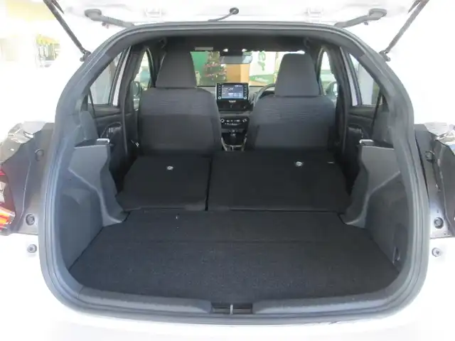 トヨタ ヤリス ハイブリッド Z 千葉県 2023(令5)年 0.1万km アイスピンクメタリック ワンオーナー/純正ディスプレイオーディオ/　【ナビ/USB/BT/AM/FM】/パノラミックビューモニター/LEDヘッドライト/プリクラッシュセーフティ/LTA/RCTA/PKSB/RSA/BSM/クリアランスソナー/レーダークルーズコントロール/前席シートヒーター/ステアリングヒーター/スイッチ付き革巻きステアリング/横滑り防止装置/オートライト/ビルトインETC/スマートキー/新車整備手帳/取扱説明書/ナビ説明書