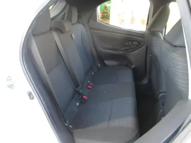 トヨタ ヤリス ハイブリッド Z 千葉県 2023(令5)年 0.1万km アイスピンクメタリック ワンオーナー/純正ディスプレイオーディオ/　【ナビ/USB/BT/AM/FM】/パノラミックビューモニター/LEDヘッドライト/プリクラッシュセーフティ/LTA/RCTA/PKSB/RSA/BSM/クリアランスソナー/レーダークルーズコントロール/前席シートヒーター/ステアリングヒーター/スイッチ付き革巻きステアリング/横滑り防止装置/オートライト/ビルトインETC/スマートキー/新車整備手帳/取扱説明書/ナビ説明書