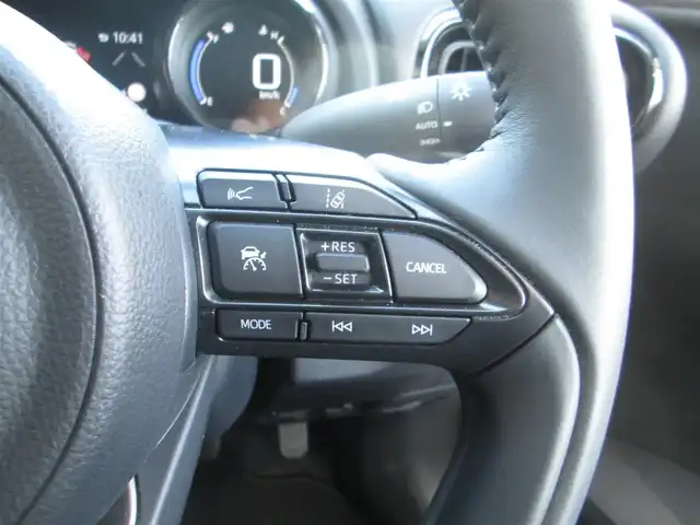 トヨタ ヤリス ハイブリッド Z 千葉県 2023(令5)年 0.1万km アイスピンクメタリック ワンオーナー/純正ディスプレイオーディオ/　【ナビ/USB/BT/AM/FM】/パノラミックビューモニター/LEDヘッドライト/プリクラッシュセーフティ/LTA/RCTA/PKSB/RSA/BSM/クリアランスソナー/レーダークルーズコントロール/前席シートヒーター/ステアリングヒーター/スイッチ付き革巻きステアリング/横滑り防止装置/オートライト/ビルトインETC/スマートキー/新車整備手帳/取扱説明書/ナビ説明書