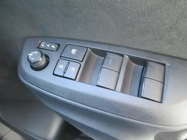 トヨタ ヤリス ハイブリッド Z 千葉県 2023(令5)年 0.1万km アイスピンクメタリック ワンオーナー/純正ディスプレイオーディオ/　【ナビ/USB/BT/AM/FM】/パノラミックビューモニター/LEDヘッドライト/プリクラッシュセーフティ/LTA/RCTA/PKSB/RSA/BSM/クリアランスソナー/レーダークルーズコントロール/前席シートヒーター/ステアリングヒーター/スイッチ付き革巻きステアリング/横滑り防止装置/オートライト/ビルトインETC/スマートキー/新車整備手帳/取扱説明書/ナビ説明書