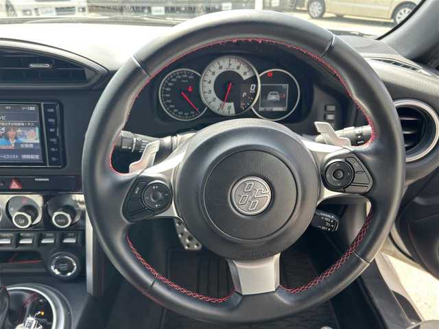 トヨタ ８６ GT リミテッド ブラックPKG 和歌山県 2019(令1)年 6.9万km クリスタルホワイトパール 純正ナビ/フルセグTV/バックカメラ/（CD/BT/MSV)/クルーズコントロール/横滑り防止機能/パドルシフト/純正フロアマット/ハーフレザーシート/シートヒーター/革巻きステアリング/ETC/プッシュスタート/スマートキー/LEDヘッドライト/オートライト