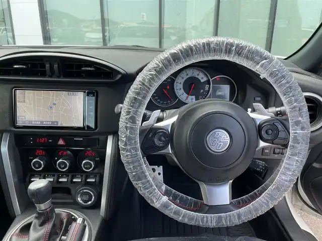 トヨタ ８６ GT リミテッド ブラックPKG 香川県 2019(令1)年 6.9万km クリスタルホワイトパール 登録時走行距離：68459km/純正7型ナビゲーション/→フルセグTV/→CD再生/バックカメラ/ETC/クルーズコントロール/ステアリングリモコン/革巻きステアリング/パドルシフト/プッシュスタート/シートヒーター/LEDオートライト/フォグランプ/横滑り防止機能/純正フロアマット/ハーフレザーシート/スマートキー