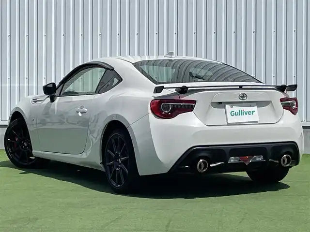 トヨタ ８６ GT リミテッド ブラックPKG 香川県 2019(令1)年 6.9万km クリスタルホワイトパール 登録時走行距離：68459km/純正7型ナビゲーション/→フルセグTV/→CD再生/バックカメラ/ETC/クルーズコントロール/ステアリングリモコン/革巻きステアリング/パドルシフト/プッシュスタート/シートヒーター/LEDオートライト/フォグランプ/横滑り防止機能/純正フロアマット/ハーフレザーシート/スマートキー
