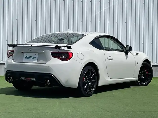 トヨタ ８６ GT リミテッド ブラックPKG 香川県 2019(令1)年 6.9万km クリスタルホワイトパール 登録時走行距離：68459km/純正7型ナビゲーション/→フルセグTV/→CD再生/バックカメラ/ETC/クルーズコントロール/ステアリングリモコン/革巻きステアリング/パドルシフト/プッシュスタート/シートヒーター/LEDオートライト/フォグランプ/横滑り防止機能/純正フロアマット/ハーフレザーシート/スマートキー