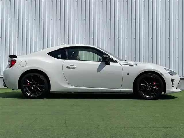 トヨタ ８６ GT リミテッド ブラックPKG 香川県 2019(令1)年 6.9万km クリスタルホワイトパール 登録時走行距離：68459km/純正7型ナビゲーション/→フルセグTV/→CD再生/バックカメラ/ETC/クルーズコントロール/ステアリングリモコン/革巻きステアリング/パドルシフト/プッシュスタート/シートヒーター/LEDオートライト/フォグランプ/横滑り防止機能/純正フロアマット/ハーフレザーシート/スマートキー