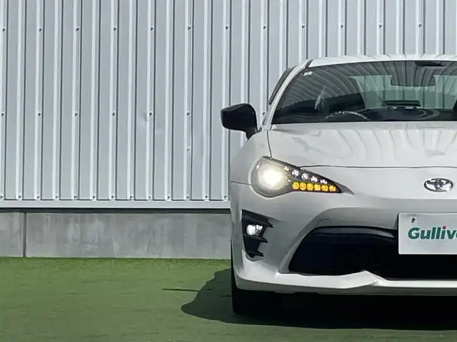 トヨタ ８６ GT リミテッド ブラックPKG 香川県 2019(令1)年 6.9万km クリスタルホワイトパール 登録時走行距離：68459km/純正7型ナビゲーション/→フルセグTV/→CD再生/バックカメラ/ETC/クルーズコントロール/ステアリングリモコン/革巻きステアリング/パドルシフト/プッシュスタート/シートヒーター/LEDオートライト/フォグランプ/横滑り防止機能/純正フロアマット/ハーフレザーシート/スマートキー