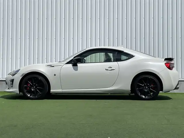トヨタ ８６ GT リミテッド ブラックPKG 香川県 2019(令1)年 6.9万km クリスタルホワイトパール 登録時走行距離：68459km/純正7型ナビゲーション/→フルセグTV/→CD再生/バックカメラ/ETC/クルーズコントロール/ステアリングリモコン/革巻きステアリング/パドルシフト/プッシュスタート/シートヒーター/LEDオートライト/フォグランプ/横滑り防止機能/純正フロアマット/ハーフレザーシート/スマートキー