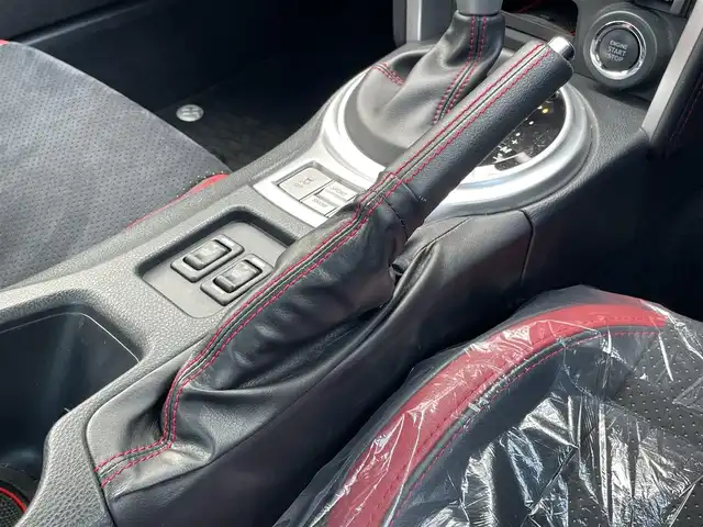 トヨタ ８６ GT リミテッド ブラックPKG 香川県 2019(令1)年 6.9万km クリスタルホワイトパール 登録時走行距離：68459km/純正7型ナビゲーション/→フルセグTV/→CD再生/バックカメラ/ETC/クルーズコントロール/ステアリングリモコン/革巻きステアリング/パドルシフト/プッシュスタート/シートヒーター/LEDオートライト/フォグランプ/横滑り防止機能/純正フロアマット/ハーフレザーシート/スマートキー