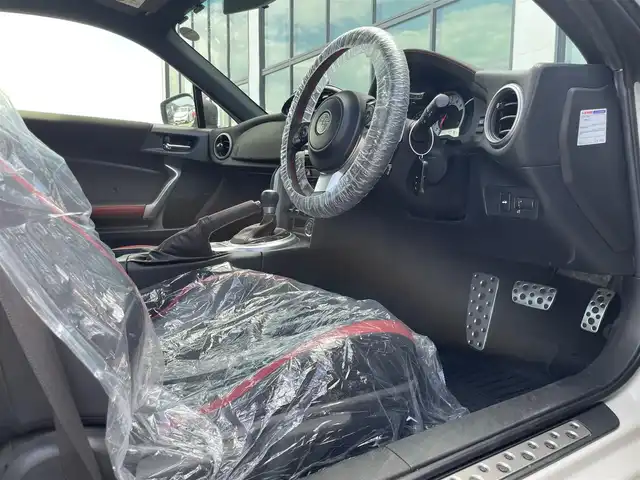 トヨタ ８６ GT リミテッド ブラックPKG 香川県 2019(令1)年 6.9万km クリスタルホワイトパール 登録時走行距離：68459km/純正7型ナビゲーション/→フルセグTV/→CD再生/バックカメラ/ETC/クルーズコントロール/ステアリングリモコン/革巻きステアリング/パドルシフト/プッシュスタート/シートヒーター/LEDオートライト/フォグランプ/横滑り防止機能/純正フロアマット/ハーフレザーシート/スマートキー