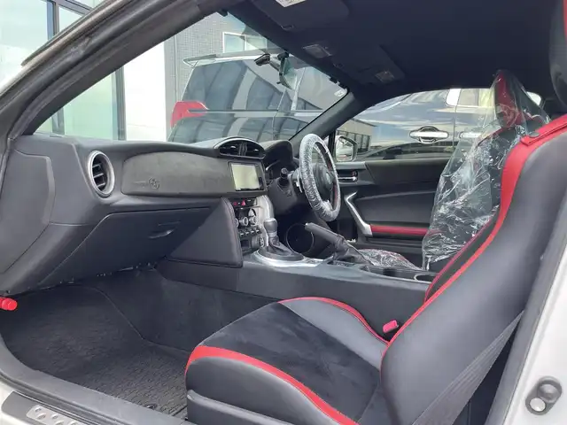 トヨタ ８６ GT リミテッド ブラックPKG 香川県 2019(令1)年 6.9万km クリスタルホワイトパール 登録時走行距離：68459km/純正7型ナビゲーション/→フルセグTV/→CD再生/バックカメラ/ETC/クルーズコントロール/ステアリングリモコン/革巻きステアリング/パドルシフト/プッシュスタート/シートヒーター/LEDオートライト/フォグランプ/横滑り防止機能/純正フロアマット/ハーフレザーシート/スマートキー
