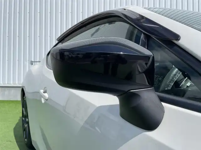 トヨタ ８６ GT リミテッド ブラックPKG 香川県 2019(令1)年 6.9万km クリスタルホワイトパール 登録時走行距離：68459km/純正7型ナビゲーション/→フルセグTV/→CD再生/バックカメラ/ETC/クルーズコントロール/ステアリングリモコン/革巻きステアリング/パドルシフト/プッシュスタート/シートヒーター/LEDオートライト/フォグランプ/横滑り防止機能/純正フロアマット/ハーフレザーシート/スマートキー