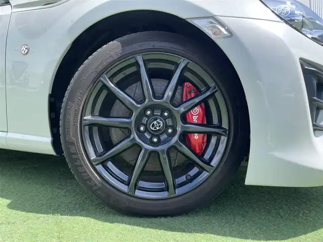 トヨタ ８６ GT リミテッド ブラックPKG 香川県 2019(令1)年 6.9万km クリスタルホワイトパール 登録時走行距離：68459km/純正7型ナビゲーション/→フルセグTV/→CD再生/バックカメラ/ETC/クルーズコントロール/ステアリングリモコン/革巻きステアリング/パドルシフト/プッシュスタート/シートヒーター/LEDオートライト/フォグランプ/横滑り防止機能/純正フロアマット/ハーフレザーシート/スマートキー