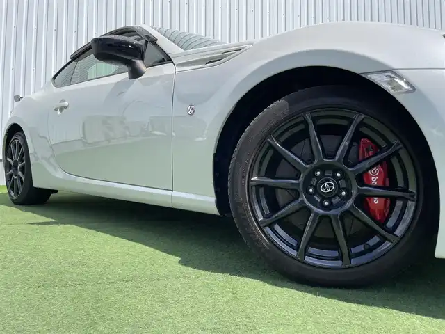 トヨタ ８６ GT リミテッド ブラックPKG 香川県 2019(令1)年 6.9万km クリスタルホワイトパール 登録時走行距離：68459km/純正7型ナビゲーション/→フルセグTV/→CD再生/バックカメラ/ETC/クルーズコントロール/ステアリングリモコン/革巻きステアリング/パドルシフト/プッシュスタート/シートヒーター/LEDオートライト/フォグランプ/横滑り防止機能/純正フロアマット/ハーフレザーシート/スマートキー