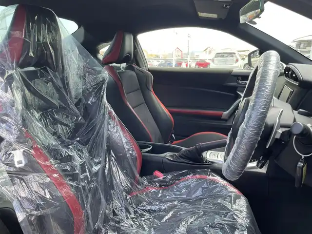 トヨタ ８６ GT リミテッド ブラックPKG 香川県 2019(令1)年 6.9万km クリスタルホワイトパール 登録時走行距離：68459km/純正7型ナビゲーション/→フルセグTV/→CD再生/バックカメラ/ETC/クルーズコントロール/ステアリングリモコン/革巻きステアリング/パドルシフト/プッシュスタート/シートヒーター/LEDオートライト/フォグランプ/横滑り防止機能/純正フロアマット/ハーフレザーシート/スマートキー