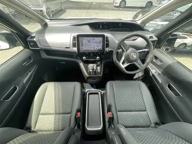 日産 セレナ e－パワー ハイウェイスター V 兵庫県 2021(令3)年 1.4万km ブリリアントホワイトパール ワンオーナー/保証書/取扱説明書/純正SDナビ/Bluetooth/フルセグ/DVD・BD再生可能/全方位カメラ/ドライブレコーダー/ETC/両側パワースライド/クルーズコントロール（追尾あり）/BSM/スマートキー×２/レザーシート/純正フロアマット/純正アルミホイール/ドアバイザー