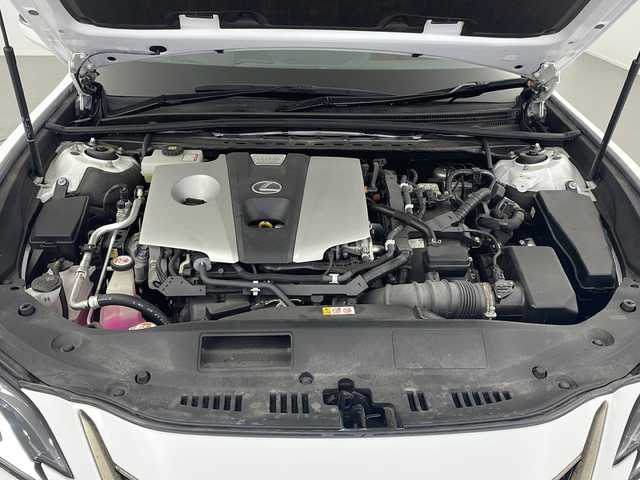 レクサス ＥＳ 300h Fスポーツ 岐阜県 2019(平31)年 2.7万km ホワイトノーヴァガラスフレーク 純正メモリナビ/CD/DVD/Bluetooth/Miracast/AUX/SD/AM/FM/フルセグTV/サンルーフ/バックモニター/デジタルインナーミラー/三眼LEDヘッドライト/アダプティブハイビームシステム/プリクラッシュセーフティ/レーントレーシングアシスト/レダークルーズコントロール/ヘッドアップディスプレイ/クリアランスソナー/パワーシート/ポジションメモリー3/アクセサリーコンセント(AC100V/1500W)/ステアリングヒーター/パドルシフト/ステアリングスイッチ/シートベンチレーション/シートヒーター/レザーシート/ワイヤレス充電器/ドライブレコーダー/ETC2.0/電動パーキングブレーキ/ブレーキホールド/純正19インチアルミホイール/純正フロアマット