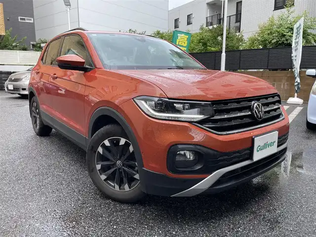 フォルクスワーゲン ＶＷ Ｔ－クロス TSI アクティブ 東京都 2023(令5)年 1.8万km エナジェティックオレンジメタリック 登録時走行17807km/ワンオーナー/セーフティパッケージ/・アダプティブクルーズコントロール/・レーンキープアシストシステム/・ハイビームアシスト/・駐車支援システム/・ブラインドスポットディテクション/・パークディスタンスコントロール/・オプティカルパーキングシステム/・リアトラフィックアラート/テクノロジーパッケージ/・同一車線内全車速運転支援システム/・デジタルコックピットプロ（フルデジタルメーター）/・スマートフォンワイヤレスチャージング/DiscoverProパッケージ/・SSDナビゲーションシステム/・9.2インチタッチスクリーン/・ジェスチャーコントロール/・AppConnect/オールインセーフティ/・スタティックコーナリングライト/・リアビューカメラ/・デイタイムランニングライト/・ドライバー疲労検知システム/・プリクラッシュブレーキシステム/・プロアクティブオキュパントプロテクション/LEDライト/ビルトインETC2.0/ドライブレコーダー/ルーフレール/USB端子/R6年記録簿/保証書・取説/スペアキー