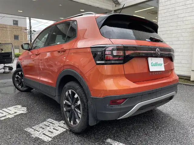 フォルクスワーゲン ＶＷ Ｔ－クロス TSI アクティブ 東京都 2023(令5)年 1.8万km エナジェティックオレンジメタリック 登録時走行17807km/ワンオーナー/セーフティパッケージ/・アダプティブクルーズコントロール/・レーンキープアシストシステム/・ハイビームアシスト/・駐車支援システム/・ブラインドスポットディテクション/・パークディスタンスコントロール/・オプティカルパーキングシステム/・リアトラフィックアラート/テクノロジーパッケージ/・同一車線内全車速運転支援システム/・デジタルコックピットプロ（フルデジタルメーター）/・スマートフォンワイヤレスチャージング/DiscoverProパッケージ/・SSDナビゲーションシステム/・9.2インチタッチスクリーン/・ジェスチャーコントロール/・AppConnect/オールインセーフティ/・スタティックコーナリングライト/・リアビューカメラ/・デイタイムランニングライト/・ドライバー疲労検知システム/・プリクラッシュブレーキシステム/・プロアクティブオキュパントプロテクション/LEDライト/ビルトインETC2.0/ドライブレコーダー/ルーフレール/USB端子/R6年記録簿/保証書・取説/スペアキー