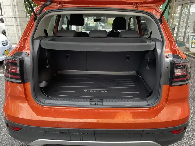 フォルクスワーゲン ＶＷ Ｔ－クロス TSI アクティブ 東京都 2023(令5)年 1.8万km エナジェティックオレンジメタリック 登録時走行17807km/ワンオーナー/セーフティパッケージ/・アダプティブクルーズコントロール/・レーンキープアシストシステム/・ハイビームアシスト/・駐車支援システム/・ブラインドスポットディテクション/・パークディスタンスコントロール/・オプティカルパーキングシステム/・リアトラフィックアラート/テクノロジーパッケージ/・同一車線内全車速運転支援システム/・デジタルコックピットプロ（フルデジタルメーター）/・スマートフォンワイヤレスチャージング/DiscoverProパッケージ/・SSDナビゲーションシステム/・9.2インチタッチスクリーン/・ジェスチャーコントロール/・AppConnect/オールインセーフティ/・スタティックコーナリングライト/・リアビューカメラ/・デイタイムランニングライト/・ドライバー疲労検知システム/・プリクラッシュブレーキシステム/・プロアクティブオキュパントプロテクション/LEDライト/ビルトインETC2.0/ドライブレコーダー/ルーフレール/USB端子/R6年記録簿/保証書・取説/スペアキー