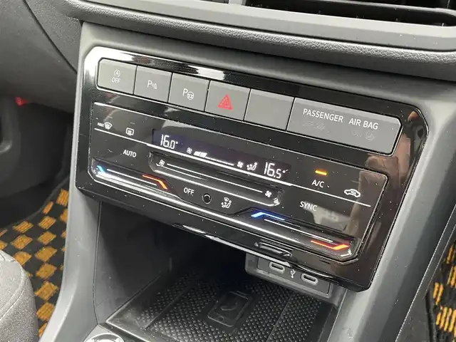 フォルクスワーゲン ＶＷ Ｔ－クロス TSI アクティブ 東京都 2023(令5)年 1.8万km エナジェティックオレンジメタリック 登録時走行17807km/ワンオーナー/セーフティパッケージ/・アダプティブクルーズコントロール/・レーンキープアシストシステム/・ハイビームアシスト/・駐車支援システム/・ブラインドスポットディテクション/・パークディスタンスコントロール/・オプティカルパーキングシステム/・リアトラフィックアラート/テクノロジーパッケージ/・同一車線内全車速運転支援システム/・デジタルコックピットプロ（フルデジタルメーター）/・スマートフォンワイヤレスチャージング/DiscoverProパッケージ/・SSDナビゲーションシステム/・9.2インチタッチスクリーン/・ジェスチャーコントロール/・AppConnect/オールインセーフティ/・スタティックコーナリングライト/・リアビューカメラ/・デイタイムランニングライト/・ドライバー疲労検知システム/・プリクラッシュブレーキシステム/・プロアクティブオキュパントプロテクション/LEDライト/ビルトインETC2.0/ドライブレコーダー/ルーフレール/USB端子/R6年記録簿/保証書・取説/スペアキー