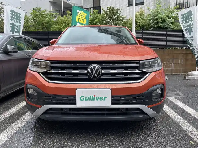 フォルクスワーゲン ＶＷ Ｔ－クロス TSI アクティブ 東京都 2023(令5)年 1.8万km エナジェティックオレンジメタリック 登録時走行17807km/ワンオーナー/セーフティパッケージ/・アダプティブクルーズコントロール/・レーンキープアシストシステム/・ハイビームアシスト/・駐車支援システム/・ブラインドスポットディテクション/・パークディスタンスコントロール/・オプティカルパーキングシステム/・リアトラフィックアラート/テクノロジーパッケージ/・同一車線内全車速運転支援システム/・デジタルコックピットプロ（フルデジタルメーター）/・スマートフォンワイヤレスチャージング/DiscoverProパッケージ/・SSDナビゲーションシステム/・9.2インチタッチスクリーン/・ジェスチャーコントロール/・AppConnect/オールインセーフティ/・スタティックコーナリングライト/・リアビューカメラ/・デイタイムランニングライト/・ドライバー疲労検知システム/・プリクラッシュブレーキシステム/・プロアクティブオキュパントプロテクション/LEDライト/ビルトインETC2.0/ドライブレコーダー/ルーフレール/USB端子/R6年記録簿/保証書・取説/スペアキー