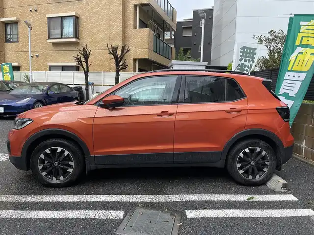 フォルクスワーゲン ＶＷ Ｔ－クロス TSI アクティブ 東京都 2023(令5)年 1.8万km エナジェティックオレンジメタリック 登録時走行17807km/ワンオーナー/セーフティパッケージ/・アダプティブクルーズコントロール/・レーンキープアシストシステム/・ハイビームアシスト/・駐車支援システム/・ブラインドスポットディテクション/・パークディスタンスコントロール/・オプティカルパーキングシステム/・リアトラフィックアラート/テクノロジーパッケージ/・同一車線内全車速運転支援システム/・デジタルコックピットプロ（フルデジタルメーター）/・スマートフォンワイヤレスチャージング/DiscoverProパッケージ/・SSDナビゲーションシステム/・9.2インチタッチスクリーン/・ジェスチャーコントロール/・AppConnect/オールインセーフティ/・スタティックコーナリングライト/・リアビューカメラ/・デイタイムランニングライト/・ドライバー疲労検知システム/・プリクラッシュブレーキシステム/・プロアクティブオキュパントプロテクション/LEDライト/ビルトインETC2.0/ドライブレコーダー/ルーフレール/USB端子/R6年記録簿/保証書・取説/スペアキー