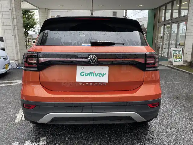 フォルクスワーゲン ＶＷ Ｔ－クロス TSI アクティブ 東京都 2023(令5)年 1.8万km エナジェティックオレンジメタリック 登録時走行17807km/ワンオーナー/セーフティパッケージ/・アダプティブクルーズコントロール/・レーンキープアシストシステム/・ハイビームアシスト/・駐車支援システム/・ブラインドスポットディテクション/・パークディスタンスコントロール/・オプティカルパーキングシステム/・リアトラフィックアラート/テクノロジーパッケージ/・同一車線内全車速運転支援システム/・デジタルコックピットプロ（フルデジタルメーター）/・スマートフォンワイヤレスチャージング/DiscoverProパッケージ/・SSDナビゲーションシステム/・9.2インチタッチスクリーン/・ジェスチャーコントロール/・AppConnect/オールインセーフティ/・スタティックコーナリングライト/・リアビューカメラ/・デイタイムランニングライト/・ドライバー疲労検知システム/・プリクラッシュブレーキシステム/・プロアクティブオキュパントプロテクション/LEDライト/ビルトインETC2.0/ドライブレコーダー/ルーフレール/USB端子/R6年記録簿/保証書・取説/スペアキー