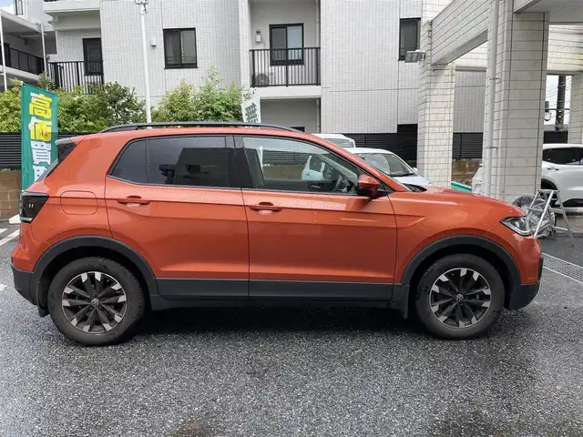 フォルクスワーゲン ＶＷ Ｔ－クロス TSI アクティブ 東京都 2023(令5)年 1.8万km エナジェティックオレンジメタリック 登録時走行17807km/ワンオーナー/セーフティパッケージ/・アダプティブクルーズコントロール/・レーンキープアシストシステム/・ハイビームアシスト/・駐車支援システム/・ブラインドスポットディテクション/・パークディスタンスコントロール/・オプティカルパーキングシステム/・リアトラフィックアラート/テクノロジーパッケージ/・同一車線内全車速運転支援システム/・デジタルコックピットプロ（フルデジタルメーター）/・スマートフォンワイヤレスチャージング/DiscoverProパッケージ/・SSDナビゲーションシステム/・9.2インチタッチスクリーン/・ジェスチャーコントロール/・AppConnect/オールインセーフティ/・スタティックコーナリングライト/・リアビューカメラ/・デイタイムランニングライト/・ドライバー疲労検知システム/・プリクラッシュブレーキシステム/・プロアクティブオキュパントプロテクション/LEDライト/ビルトインETC2.0/ドライブレコーダー/ルーフレール/USB端子/R6年記録簿/保証書・取説/スペアキー