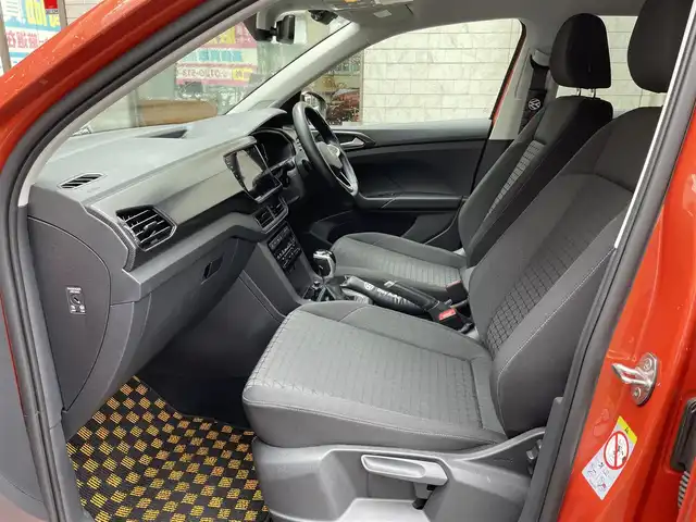 フォルクスワーゲン ＶＷ Ｔ－クロス TSI アクティブ 東京都 2023(令5)年 1.8万km エナジェティックオレンジメタリック 登録時走行17807km/ワンオーナー/セーフティパッケージ/・アダプティブクルーズコントロール/・レーンキープアシストシステム/・ハイビームアシスト/・駐車支援システム/・ブラインドスポットディテクション/・パークディスタンスコントロール/・オプティカルパーキングシステム/・リアトラフィックアラート/テクノロジーパッケージ/・同一車線内全車速運転支援システム/・デジタルコックピットプロ（フルデジタルメーター）/・スマートフォンワイヤレスチャージング/DiscoverProパッケージ/・SSDナビゲーションシステム/・9.2インチタッチスクリーン/・ジェスチャーコントロール/・AppConnect/オールインセーフティ/・スタティックコーナリングライト/・リアビューカメラ/・デイタイムランニングライト/・ドライバー疲労検知システム/・プリクラッシュブレーキシステム/・プロアクティブオキュパントプロテクション/LEDライト/ビルトインETC2.0/ドライブレコーダー/ルーフレール/USB端子/R6年記録簿/保証書・取説/スペアキー