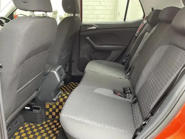 フォルクスワーゲン ＶＷ Ｔ－クロス TSI アクティブ 東京都 2023(令5)年 1.8万km エナジェティックオレンジメタリック 登録時走行17807km/ワンオーナー/セーフティパッケージ/・アダプティブクルーズコントロール/・レーンキープアシストシステム/・ハイビームアシスト/・駐車支援システム/・ブラインドスポットディテクション/・パークディスタンスコントロール/・オプティカルパーキングシステム/・リアトラフィックアラート/テクノロジーパッケージ/・同一車線内全車速運転支援システム/・デジタルコックピットプロ（フルデジタルメーター）/・スマートフォンワイヤレスチャージング/DiscoverProパッケージ/・SSDナビゲーションシステム/・9.2インチタッチスクリーン/・ジェスチャーコントロール/・AppConnect/オールインセーフティ/・スタティックコーナリングライト/・リアビューカメラ/・デイタイムランニングライト/・ドライバー疲労検知システム/・プリクラッシュブレーキシステム/・プロアクティブオキュパントプロテクション/LEDライト/ビルトインETC2.0/ドライブレコーダー/ルーフレール/USB端子/R6年記録簿/保証書・取説/スペアキー