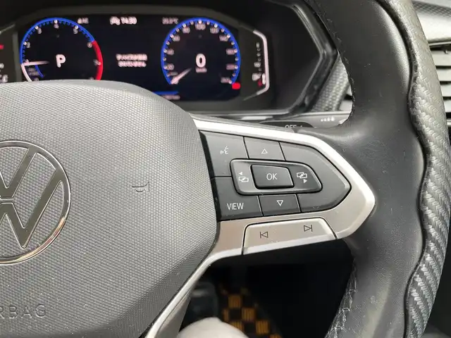 フォルクスワーゲン ＶＷ Ｔ－クロス TSI アクティブ 東京都 2023(令5)年 1.8万km エナジェティックオレンジメタリック 登録時走行17807km/ワンオーナー/セーフティパッケージ/・アダプティブクルーズコントロール/・レーンキープアシストシステム/・ハイビームアシスト/・駐車支援システム/・ブラインドスポットディテクション/・パークディスタンスコントロール/・オプティカルパーキングシステム/・リアトラフィックアラート/テクノロジーパッケージ/・同一車線内全車速運転支援システム/・デジタルコックピットプロ（フルデジタルメーター）/・スマートフォンワイヤレスチャージング/DiscoverProパッケージ/・SSDナビゲーションシステム/・9.2インチタッチスクリーン/・ジェスチャーコントロール/・AppConnect/オールインセーフティ/・スタティックコーナリングライト/・リアビューカメラ/・デイタイムランニングライト/・ドライバー疲労検知システム/・プリクラッシュブレーキシステム/・プロアクティブオキュパントプロテクション/LEDライト/ビルトインETC2.0/ドライブレコーダー/ルーフレール/USB端子/R6年記録簿/保証書・取説/スペアキー