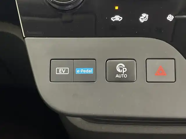 日産 セレナ e－パワー ハイウェイスター V 鹿児島県 2023(令5)年 2.2万km 赤Ⅱ 純正12.3インチディスプレイオーディオ(ナビ機能有)/フルセグ BT FM AM USB/プロパイロット/アラウンドビューモニター/ブラインドスポットモニター/ワイヤレス充電/デジタルインナーミラー/ハンドルヒーター/シートヒーター/2列目シートヒーター/前後ドライブレコーダー/電子パーキング/AUTO HOLD/LEDヘッドライト/AUTOライト/オートマチックハイビーム/カーテンエアバッグ