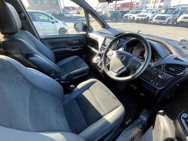 トヨタ ヴォクシー ZS 煌Ⅲ 岩手県 2020(令2)年 2.4万km ブラック 社外ＳＤナビ　フルセグＴＶ／ＣＤ／ＤＶＤ／Ｂｌｕｅｔｏｏｔｈ　/バックカメラ/ＥＴＣ/両側パワースライドドア　/寒冷地仕様　/クルーズコントロール　/前後ドライブレコーダー/４ＷＤ　/ハーフレザーシート