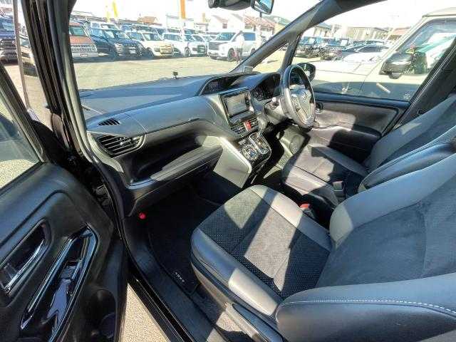 トヨタ ヴォクシー ZS 煌Ⅲ 岩手県 2020(令2)年 2.4万km ブラック 社外ＳＤナビ　フルセグＴＶ／ＣＤ／ＤＶＤ／Ｂｌｕｅｔｏｏｔｈ　/バックカメラ/ＥＴＣ/両側パワースライドドア　/寒冷地仕様　/クルーズコントロール　/前後ドライブレコーダー/４ＷＤ　/ハーフレザーシート