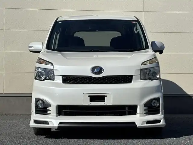 トヨタ ヴォクシー ZS 茨城県 2013(平25)年 7.9万km ホワイトパールクリスタルシャイン 純正ナビ/　(AM/FM/CD/DVD/Bluetooth/フルセグ)/バックカメラ/社外admirationエアロ/　(フロント/サイド/リアアンダー)/社外マフラー/純正アルミホイール/片側パワースライドドア/ETC/W(後席)エアコン/パドルシフト/フォグランプ/ISOFIX/パワーステアリング/オートライト/Wエアバック/取扱説明書