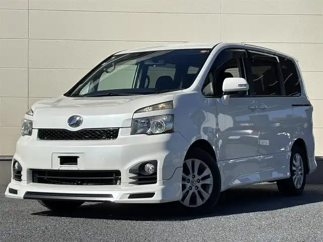 トヨタ ヴォクシー ZS 茨城県 2013(平25)年 7.9万km ホワイトパールクリスタルシャイン 純正ナビ/　(AM/FM/CD/DVD/Bluetooth/フルセグ)/バックカメラ/社外admirationエアロ/　(フロント/サイド/リアアンダー)/社外マフラー/純正アルミホイール/片側パワースライドドア/ETC/W(後席)エアコン/パドルシフト/フォグランプ/ISOFIX/パワーステアリング/オートライト/Wエアバック/取扱説明書