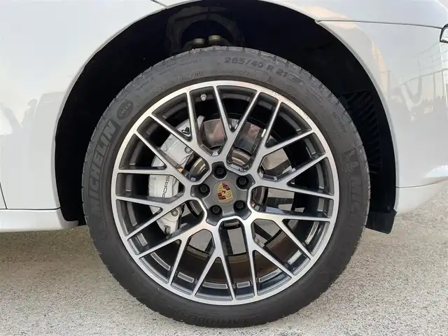 ポルシェ マカン ターボ 東京都 2019(令1)年 3.7万km 白 ワンオーナー/パノラマルーフ/スポーツクロノ/２１インチＲＳスパイダーデザインＡＷ/アダプティブエアサス/ポルシェエンボスヘッドレスト/純正ナビ/３６０°カメラ/レザーシート/ドライブレコーダー