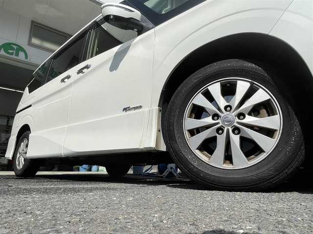 日産 セレナ ハイウェイスター Vセレクション 宮城県 2017(平29)年 8万km ブリリアントホワイトパール ワンオーナー/4WD/純正ＳＤナビ/（ＦＭ／ＡＭ／ＣＤ／ＤＶＤ／Ｂｌｕｅｔｏｏｔｈ）　/フルセグテレビ　/ハーフレザーシート　/衝突被害軽減装置　/クルーズコントロール　/フリップダウンモニター　/パーキングアシスト　/全方位カメラ/両側パワースライドドア/横滑り防止装置/アイドリングストップ/サイドカメラ/バックカメラ/スマートキー/プッシュスタート/ETC/オートライト/スタッドレスタイヤ社外AW/（195/65R15 3mm）