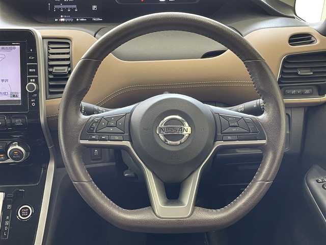 日産 セレナ ハイウェイスター Vセレクション 宮城県 2017(平29)年 8万km ブリリアントホワイトパール ワンオーナー/4WD/純正ＳＤナビ/（ＦＭ／ＡＭ／ＣＤ／ＤＶＤ／Ｂｌｕｅｔｏｏｔｈ）　/フルセグテレビ　/ハーフレザーシート　/衝突被害軽減装置　/クルーズコントロール　/フリップダウンモニター　/パーキングアシスト　/全方位カメラ/両側パワースライドドア/横滑り防止装置/アイドリングストップ/サイドカメラ/バックカメラ/スマートキー/プッシュスタート/ETC/オートライト/スタッドレスタイヤ社外AW/（195/65R15 3mm）