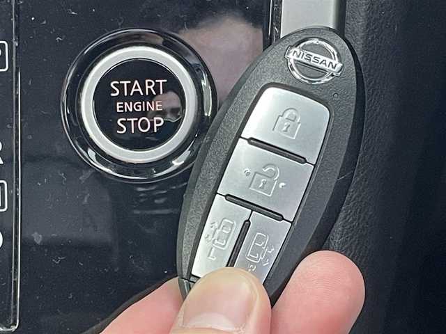 日産 セレナ ハイウェイスター Vセレクション 宮城県 2017(平29)年 8万km ブリリアントホワイトパール ワンオーナー/4WD/純正ＳＤナビ/（ＦＭ／ＡＭ／ＣＤ／ＤＶＤ／Ｂｌｕｅｔｏｏｔｈ）　/フルセグテレビ　/ハーフレザーシート　/衝突被害軽減装置　/クルーズコントロール　/フリップダウンモニター　/パーキングアシスト　/全方位カメラ/両側パワースライドドア/横滑り防止装置/アイドリングストップ/サイドカメラ/バックカメラ/スマートキー/プッシュスタート/ETC/オートライト/スタッドレスタイヤ社外AW/（195/65R15 3mm）