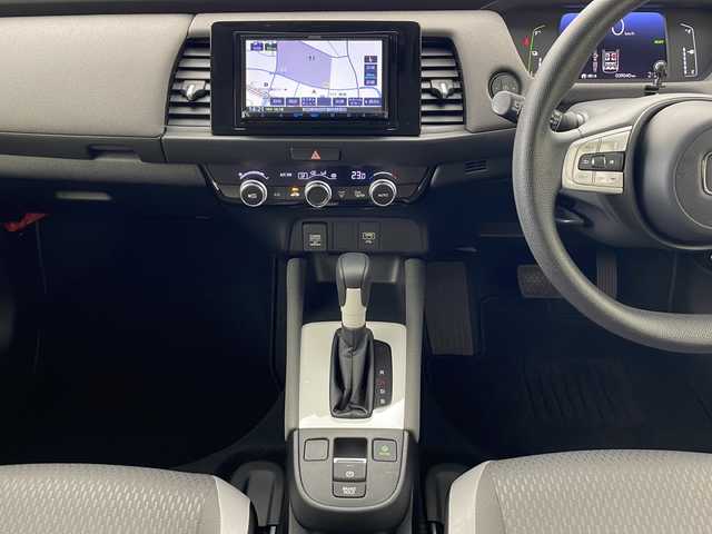 ホンダ フィット e:HEVクロスター 秋田県 2022(令4)年 3.9万km ルナシルバーM ワンオーナー　/社外ナビ【AM/FM/AUX/BT/CD】　/バックカメラ　/パーキングセンサー　/ＬＥＤヘッドライト　/オートライト　/ＥＴＣ　/社外ＡＷ　/コーナーセンサー　/ブレーキホールド　/ライトレベライザー　/プッシュスタート/ホンダECON/レーンキープアシスト/衝突被害軽減システム/横滑り防止装置/オートエアコン /USBポート/自動パーキングブレーキ/クルーズコントロール/スマートキー/クリアランスソナー /フロントワイパーデアイサー /社外フロアマット/社外AW/ウィンカーミラー /サイドバイザー
