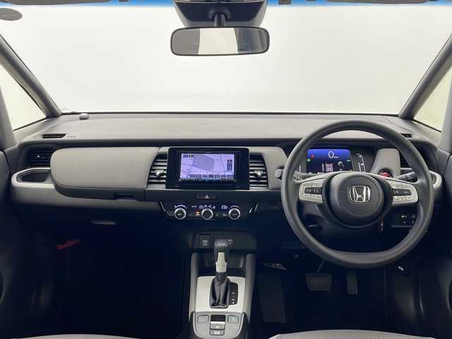 ホンダ フィット e:HEVクロスター 秋田県 2022(令4)年 3.9万km ルナシルバーM ワンオーナー　/社外ナビ【AM/FM/AUX/BT/CD】　/バックカメラ　/パーキングセンサー　/ＬＥＤヘッドライト　/オートライト　/ＥＴＣ　/社外ＡＷ　/コーナーセンサー　/ブレーキホールド　/ライトレベライザー　/プッシュスタート/ホンダECON/レーンキープアシスト/衝突被害軽減システム/横滑り防止装置/オートエアコン /USBポート/自動パーキングブレーキ/クルーズコントロール/スマートキー/クリアランスソナー /フロントワイパーデアイサー /社外フロアマット/社外AW/ウィンカーミラー /サイドバイザー