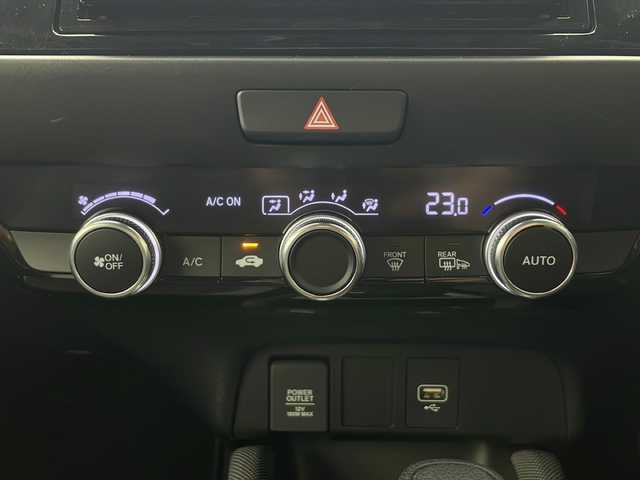 ホンダ フィット e:HEVクロスター 秋田県 2022(令4)年 3.9万km ルナシルバーM ワンオーナー　/社外ナビ【AM/FM/AUX/BT/CD】　/バックカメラ　/パーキングセンサー　/ＬＥＤヘッドライト　/オートライト　/ＥＴＣ　/社外ＡＷ　/コーナーセンサー　/ブレーキホールド　/ライトレベライザー　/プッシュスタート/ホンダECON/レーンキープアシスト/衝突被害軽減システム/横滑り防止装置/オートエアコン /USBポート/自動パーキングブレーキ/クルーズコントロール/スマートキー/クリアランスソナー /フロントワイパーデアイサー /社外フロアマット/社外AW/ウィンカーミラー /サイドバイザー